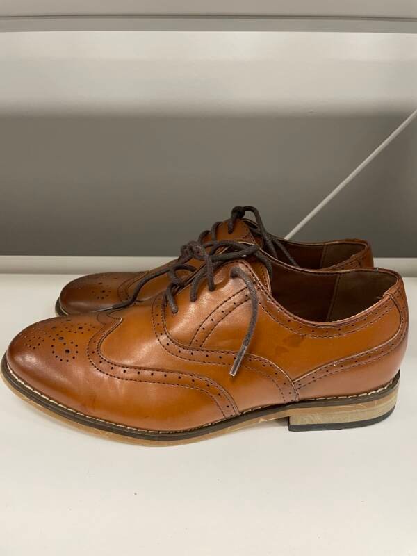Classic Men's Tan Brogue Dress Shoes - Image 2