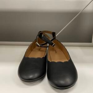 Elegant Black Scalloped Ballet Flats with Ankle Strap