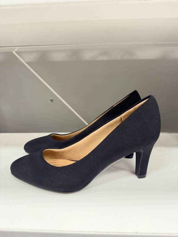 Atelier Classic Black Pointed Toe Pumps - Image 2